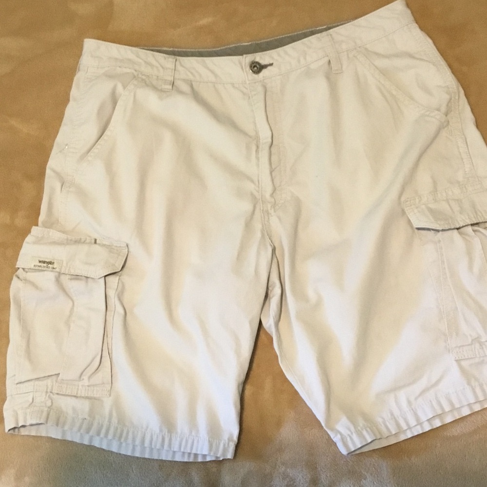 Men's Wrangler Light Beige Cargo Shorts - Comfortable Summer Staple